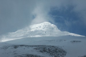 Der Schneebedeckte Gipfel des Cayambe im Licht der Äquatorsonne